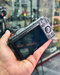 Câmera SONY A5100 com Lente 16-50mm – Seminova ✨📸
