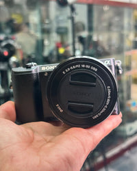 Câmera SONY A5100 com Lente 16-50mm – Seminova ✨📸