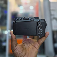 Nikon Z30 corpo + lente do kit – Seminova e completa!